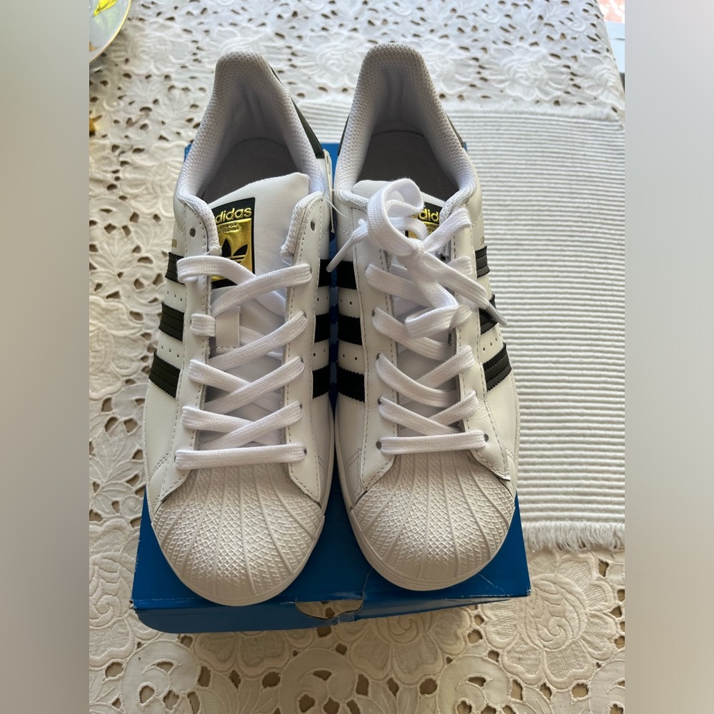 Adidas shell toe - never worn SIZE:7Y